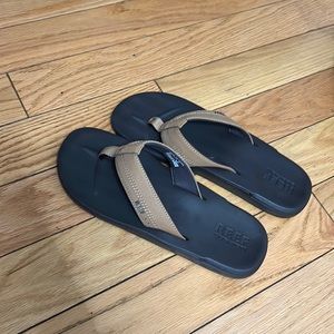 Men’s Reef cushion sandals. New Size 9. No box.